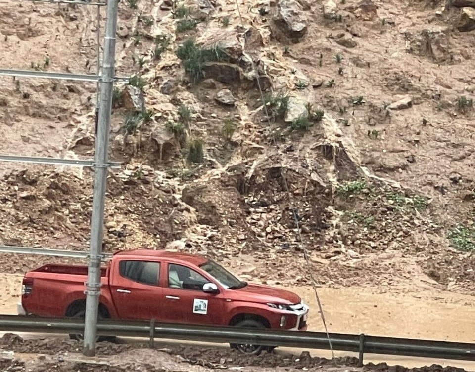 إعادة فتح شارع سيل الزرقاء الفرعي بجرش