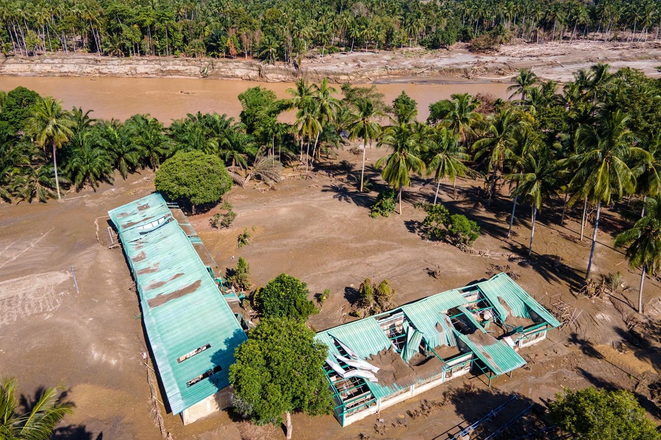 مصرع 14 شخصا وإصابة 18 جراء سيول شمال إندونيسيا