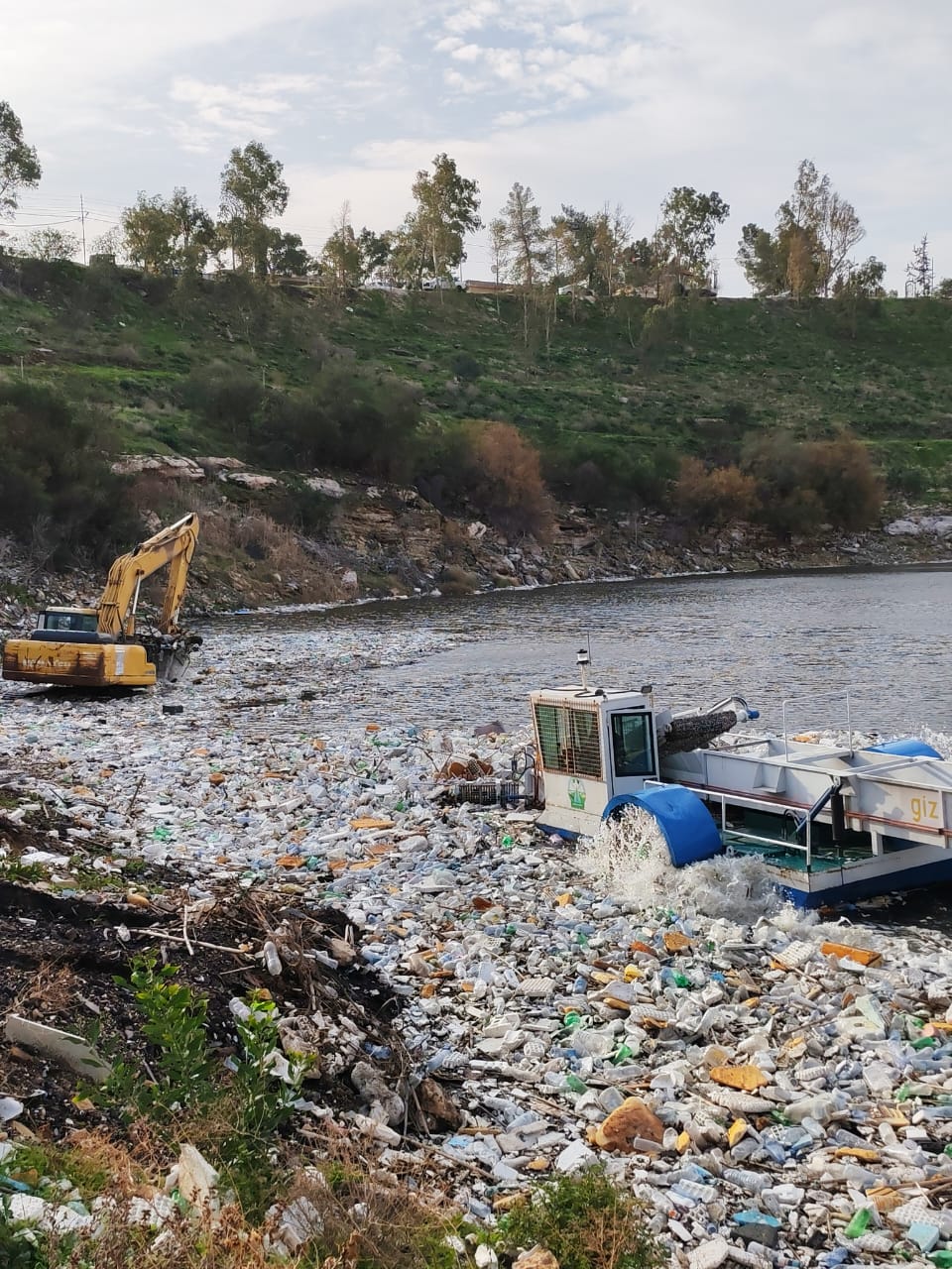 وزارة البيئة تنفذ حملة نظافة شاملة في منطقة سد الملك طلال