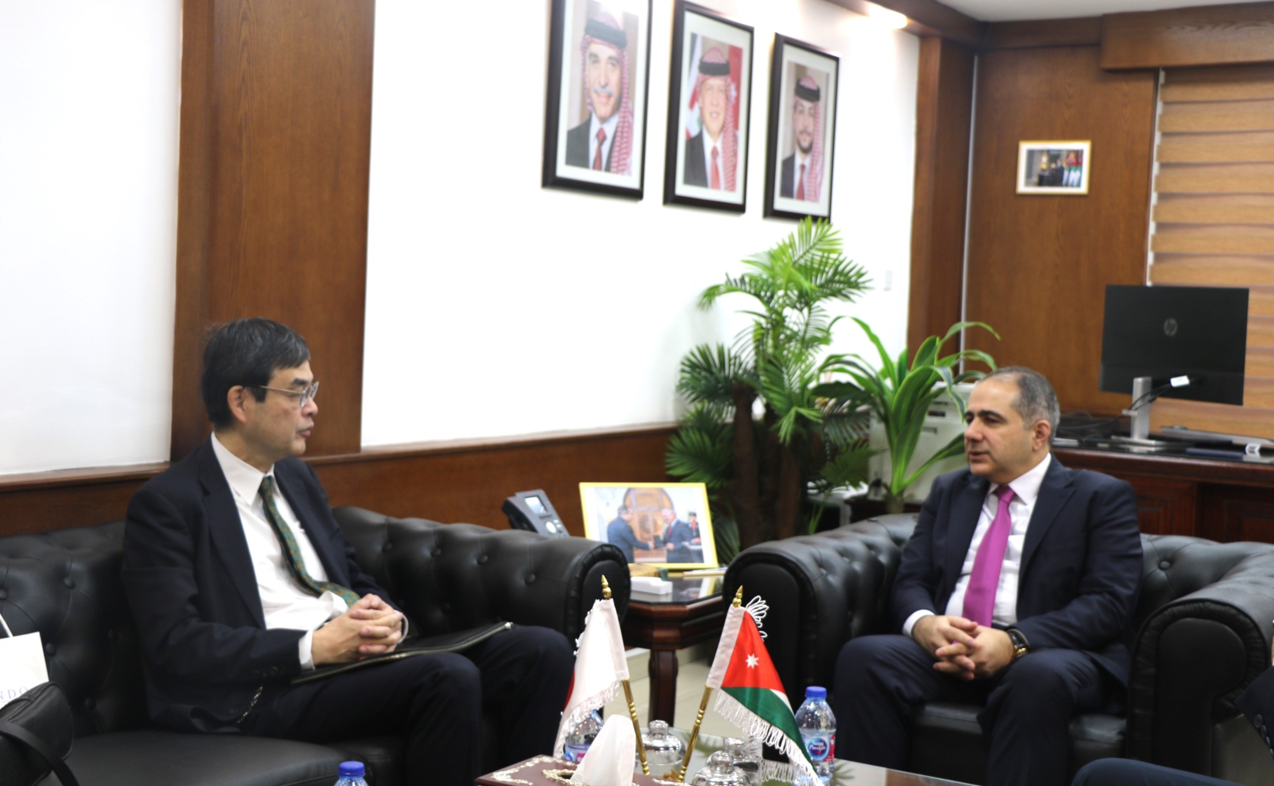 وزير الاستثمار يبحث والسفير الياباني التعاون الاقتصادي