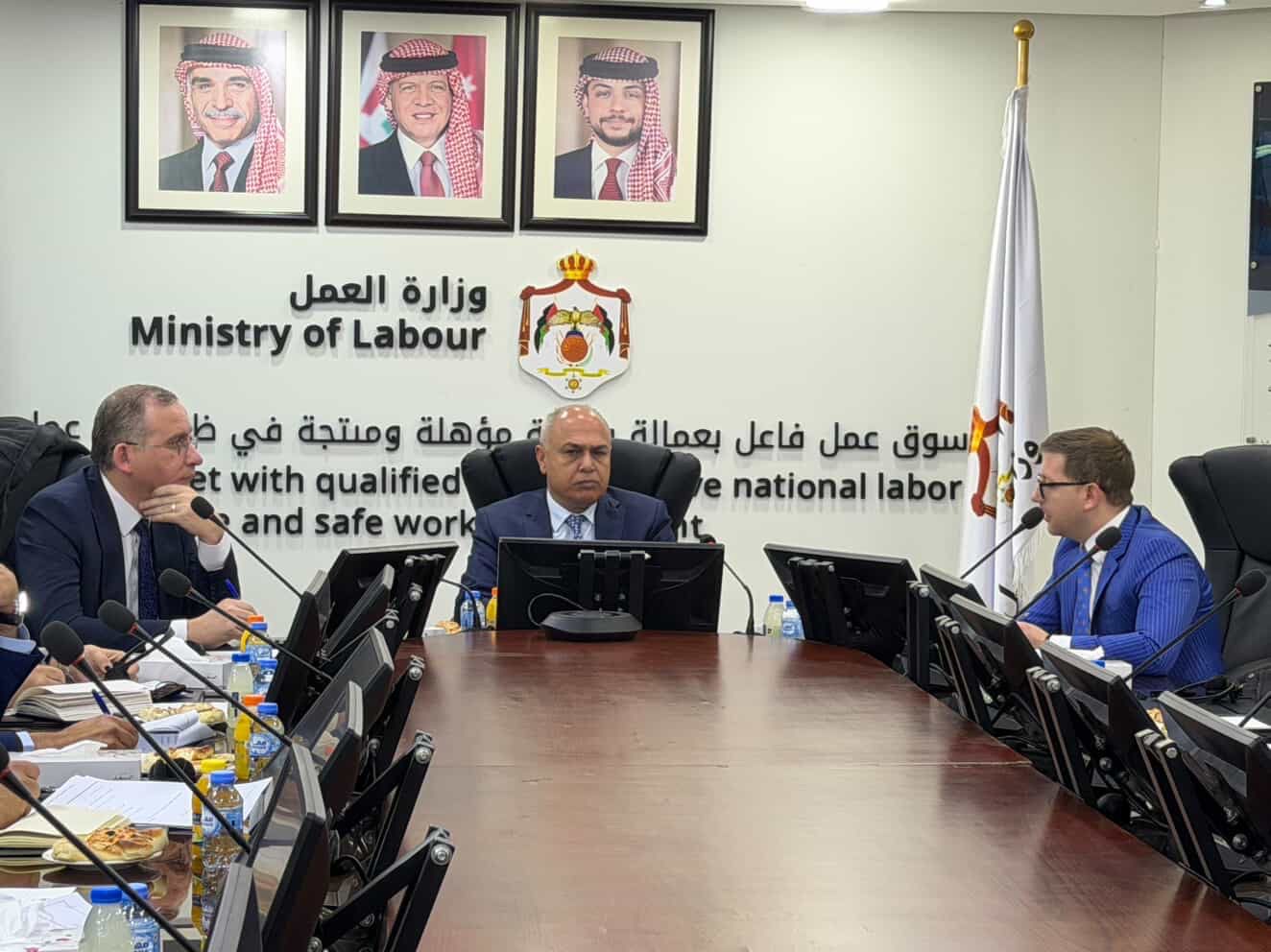 "العمل" تبحث تشغيل الممرضين الأردنيين في إيطاليا