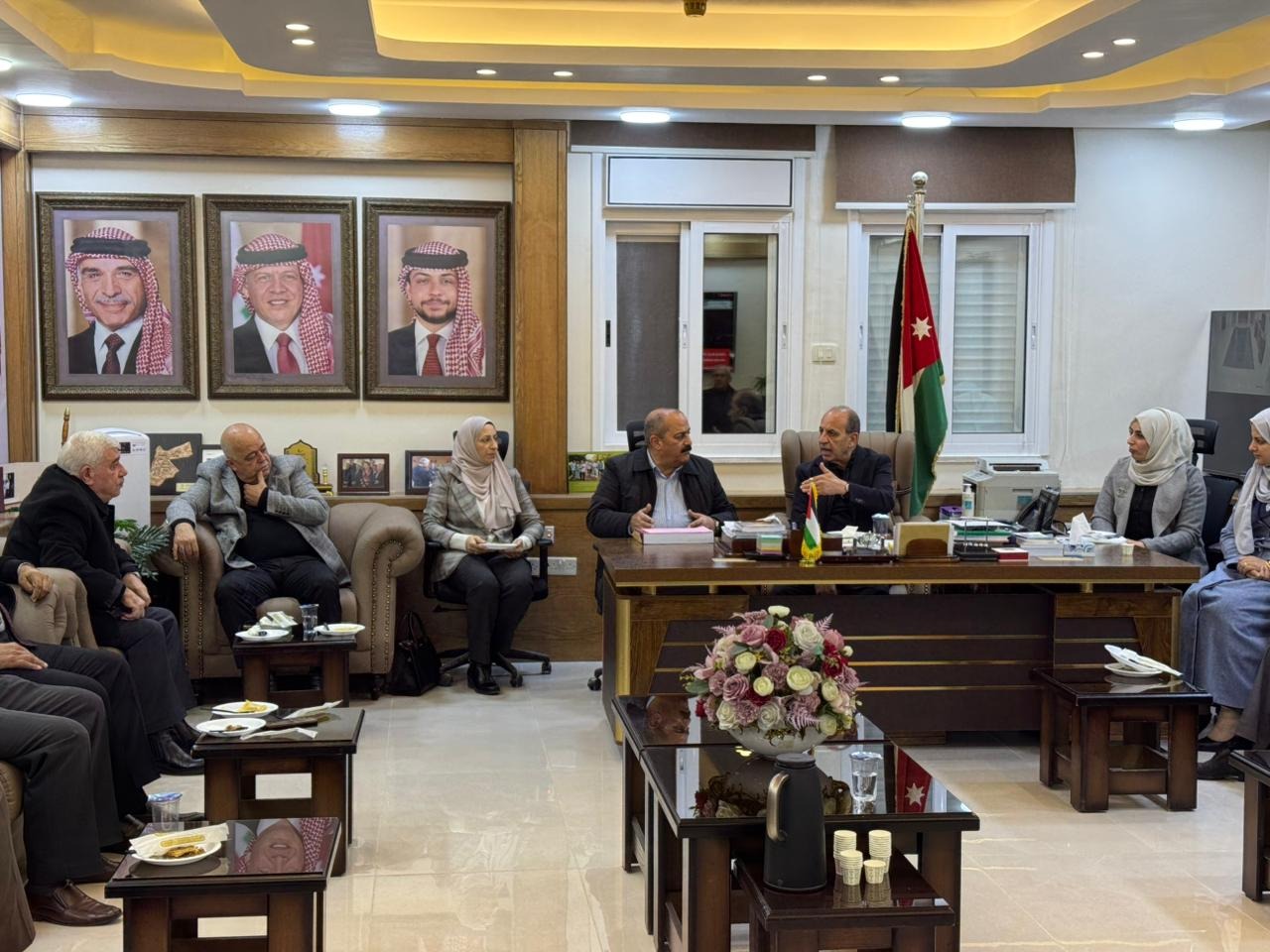وزير الإدارة المحلية يجتمع برؤساء لجان بلديات إربد