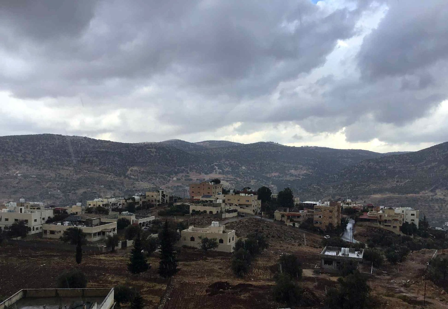 بلديات ودوائر معنية تؤكد جاهزيتها للتعامل مع المنخفض الجوي