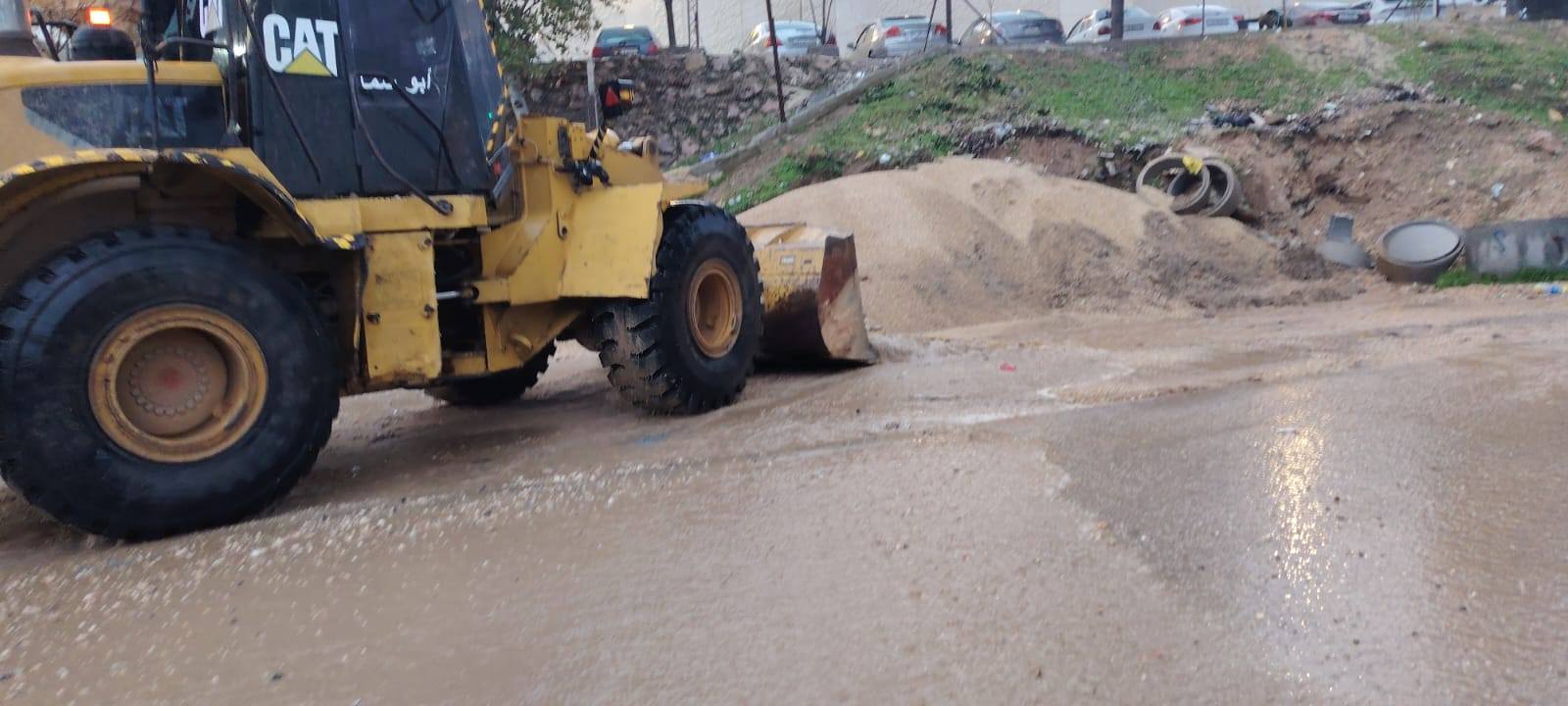 بلدية بني عبيد تفتح "عبارة" بعد إغلاقها بسبب مخلفات إنشائية