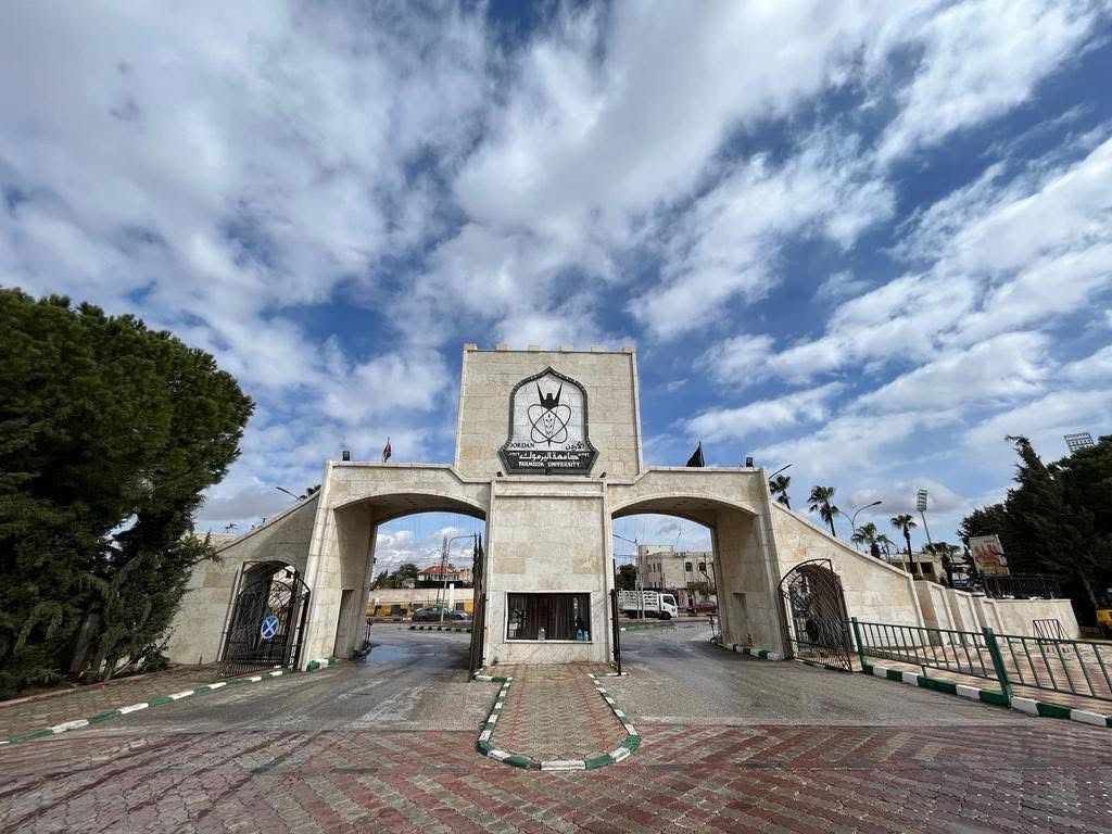 جامعة اليرموك تؤجل امتحانات الثلاثاء وتحول المحاضرات "عن بُعد"
