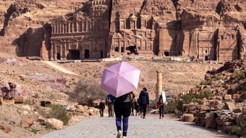 تمديد إقامة الأجانب 3 أشهر يعزز تنافسية الأردن السياحية ويحفز الاقتصاد