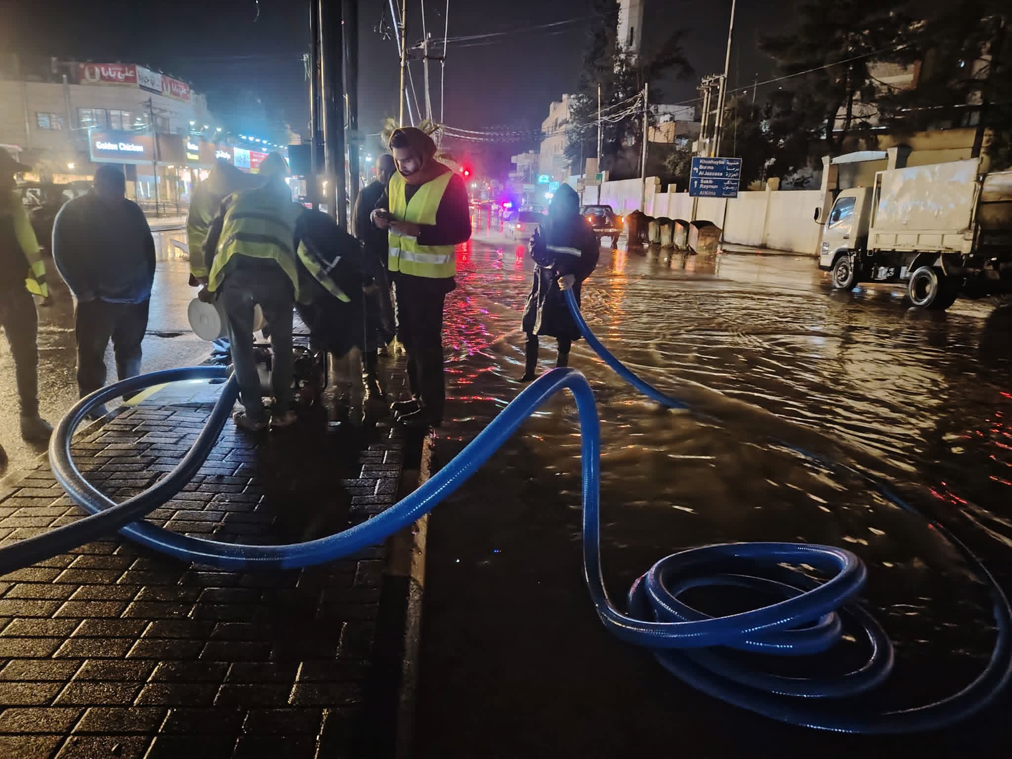 فتح كندرين الجزيرة الوسطية بباب عمان جرش لتحسين تصريف الأمطار