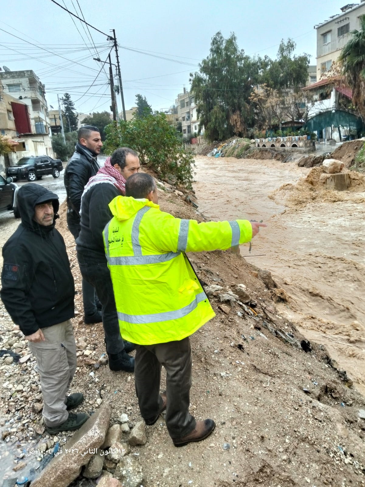 بلدية الزرقاء تستجيب فورا لمعالجة تجمع المياه في عبارة قديمة بحي المصانع