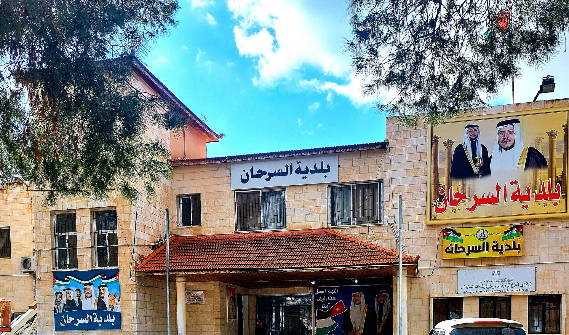 كوادر بلدية السرحان تعمل على فتح جسر على طريق المفرق جابر أغلقته غزارة الأمطار