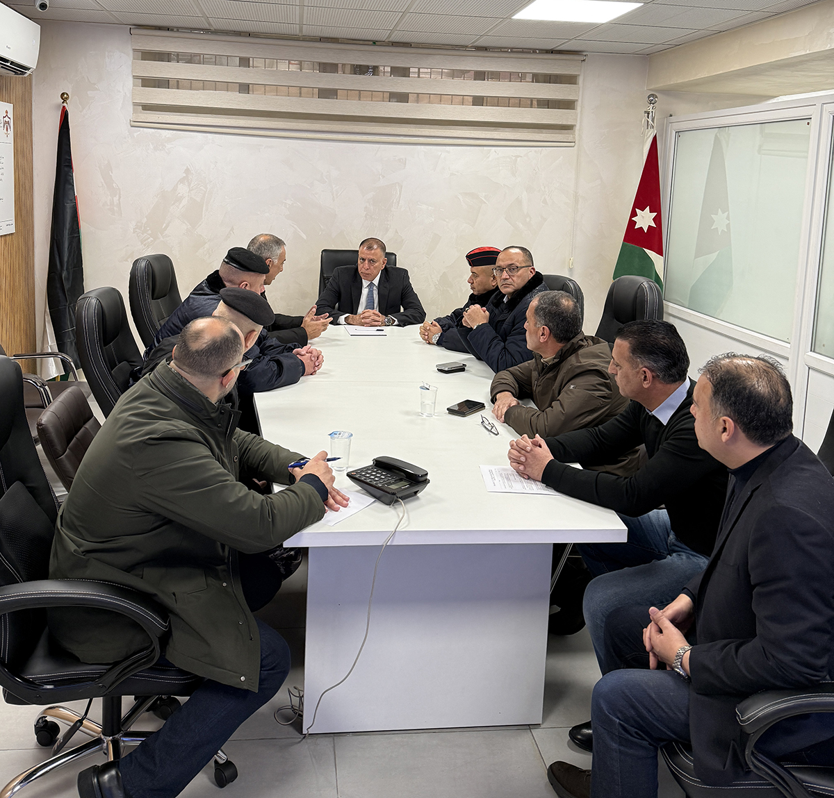 وزير الداخلية يتابع مع غرفة عمليات العاصمة آخر تطورات الظروف الجوية