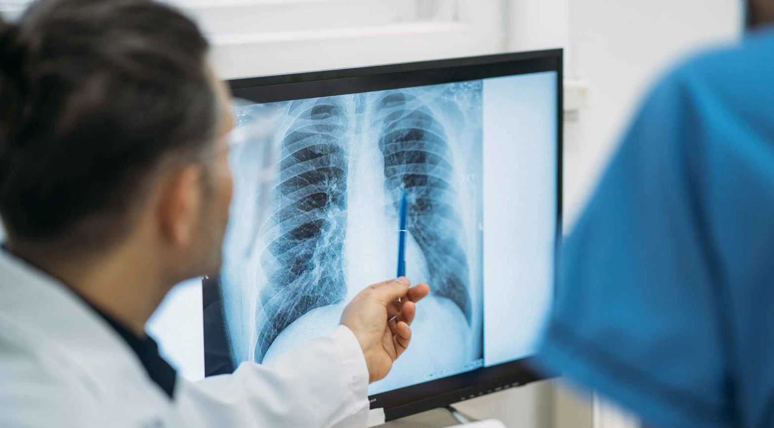 أطباء يحذرون من مخاطر تقلبات الطقس على الجهاز التنفسي والمناعة