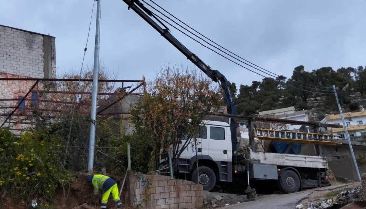 "كهرباء إربد" تعالج وضع عمود كهربائي آيل للسقوط في جرش