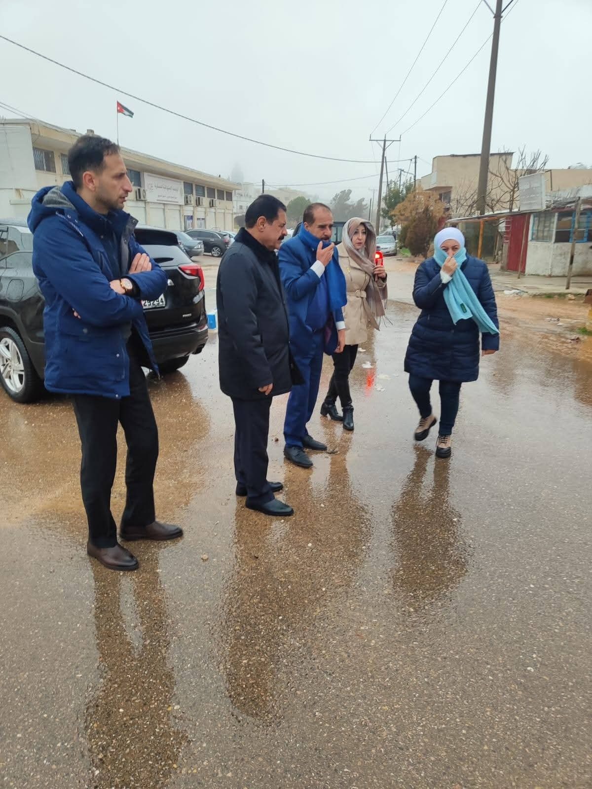 محافظ عجلون يؤكد ضرورة معالجة تجمع مياه الأمطار حول مركز صحي عبين