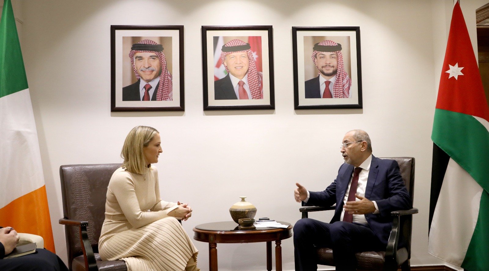 وزير الخارجية يبحث مع نظيرته الايرلندية العلاقات الثنائية والتطورات في المنطقة