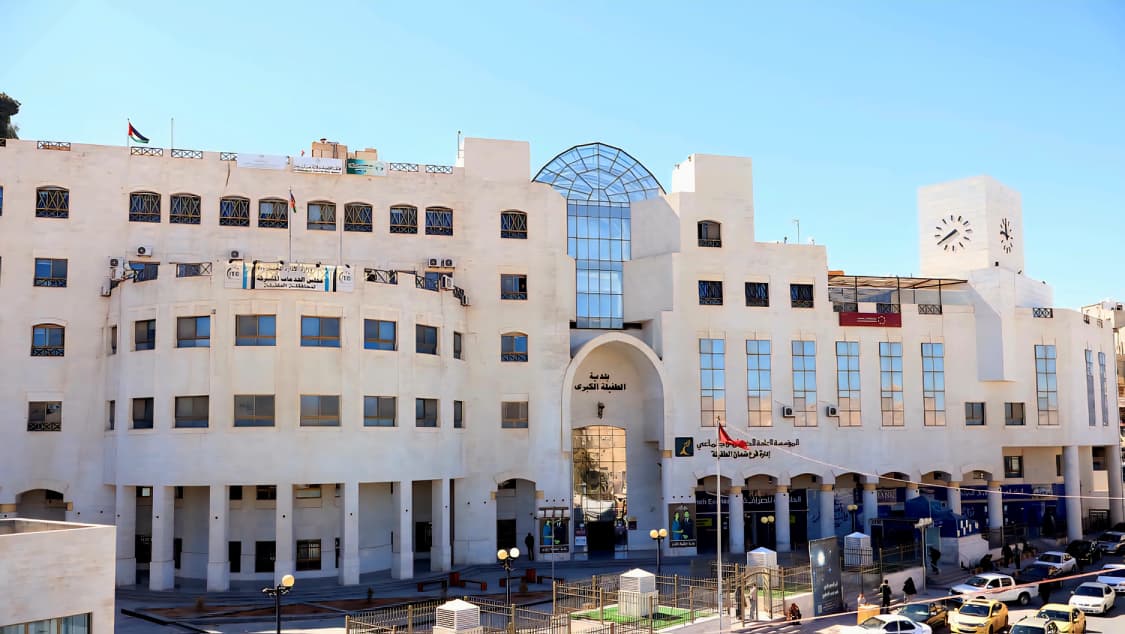 بلدية الطفيلة تزيل كميات من الطمم جراء الأمطار الغزيرة وتعيد فتح طريق قمر