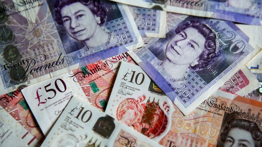 الجنيه الإسترليني يتراجع أمام الدولار واليورو