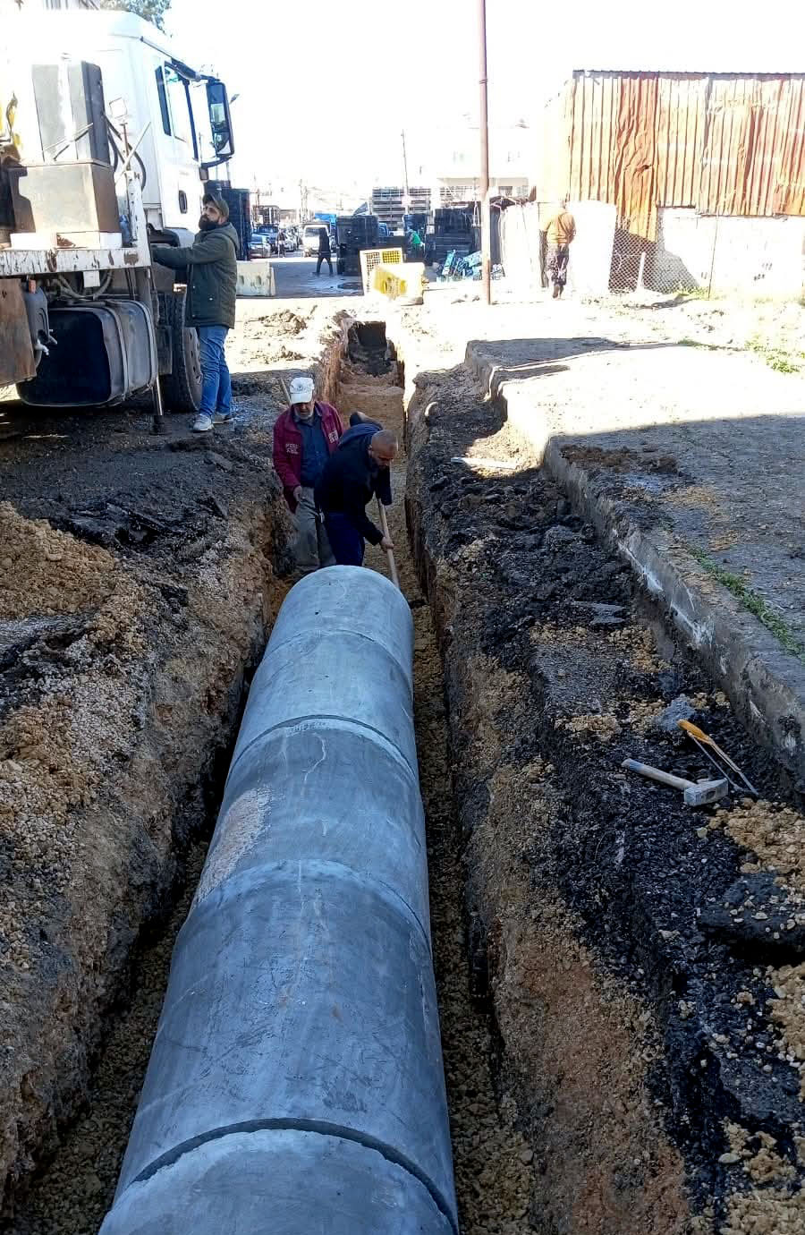 بلدية إربد تواصل صيانة شبكات تصريف مياه الأمطار