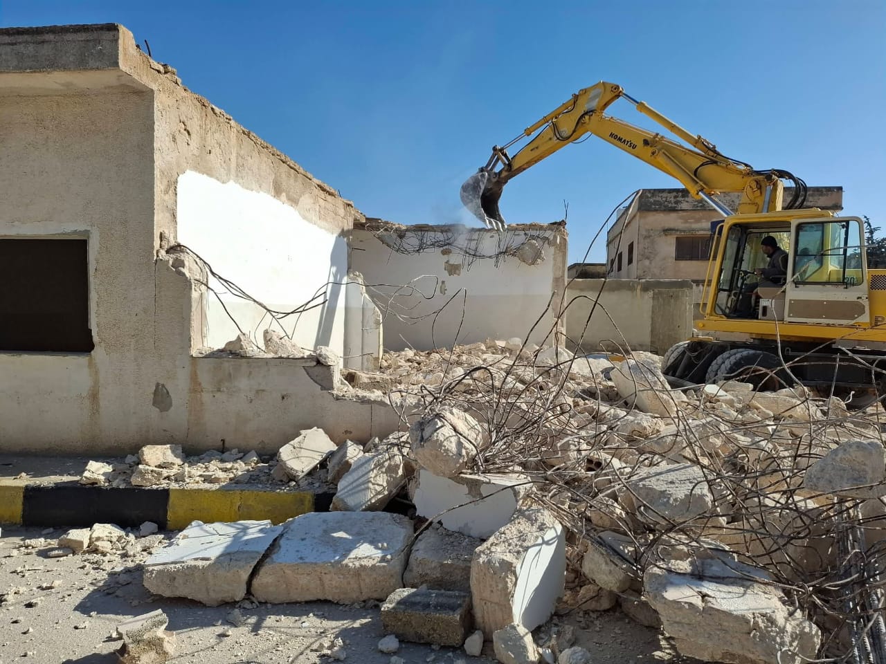بلدية سهل حوران تزيل مبنى منطقة عمراوة القديم الآيل للسقوط