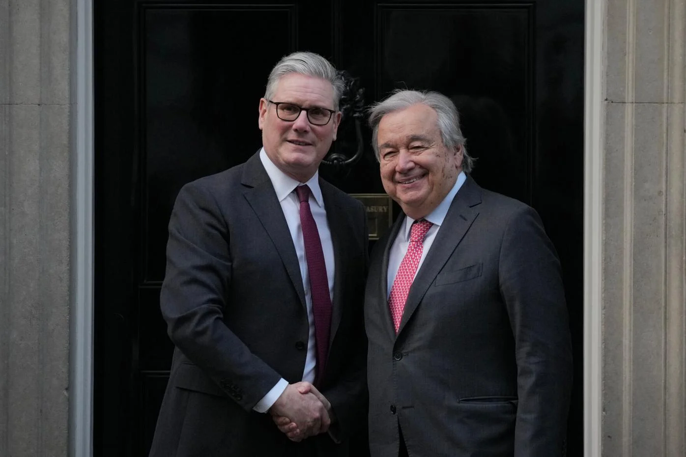 غوتيريش وستارمر يناقشان قضايا دولية