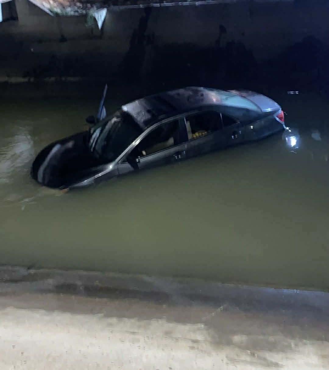 انتشال مركبة تعرضت للسقوط في قناة الملك عبدالله