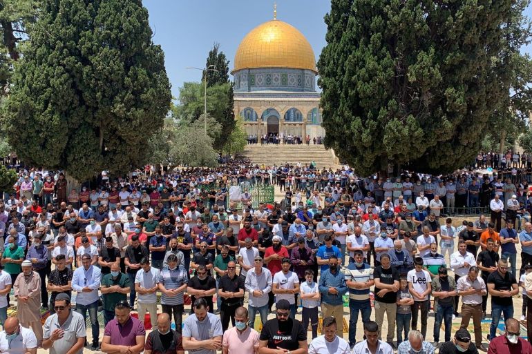 Thousands perform Friday prayer at Al-Aqsa Mosque