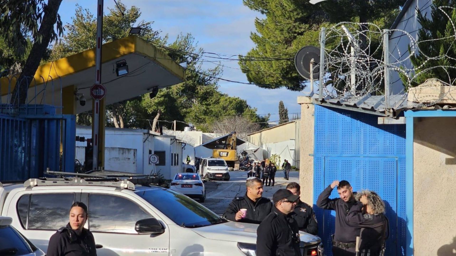 الاحتلال يهدم منشآت داخل مقر "الأونروا" في حي الشيخ جراح بالقدس