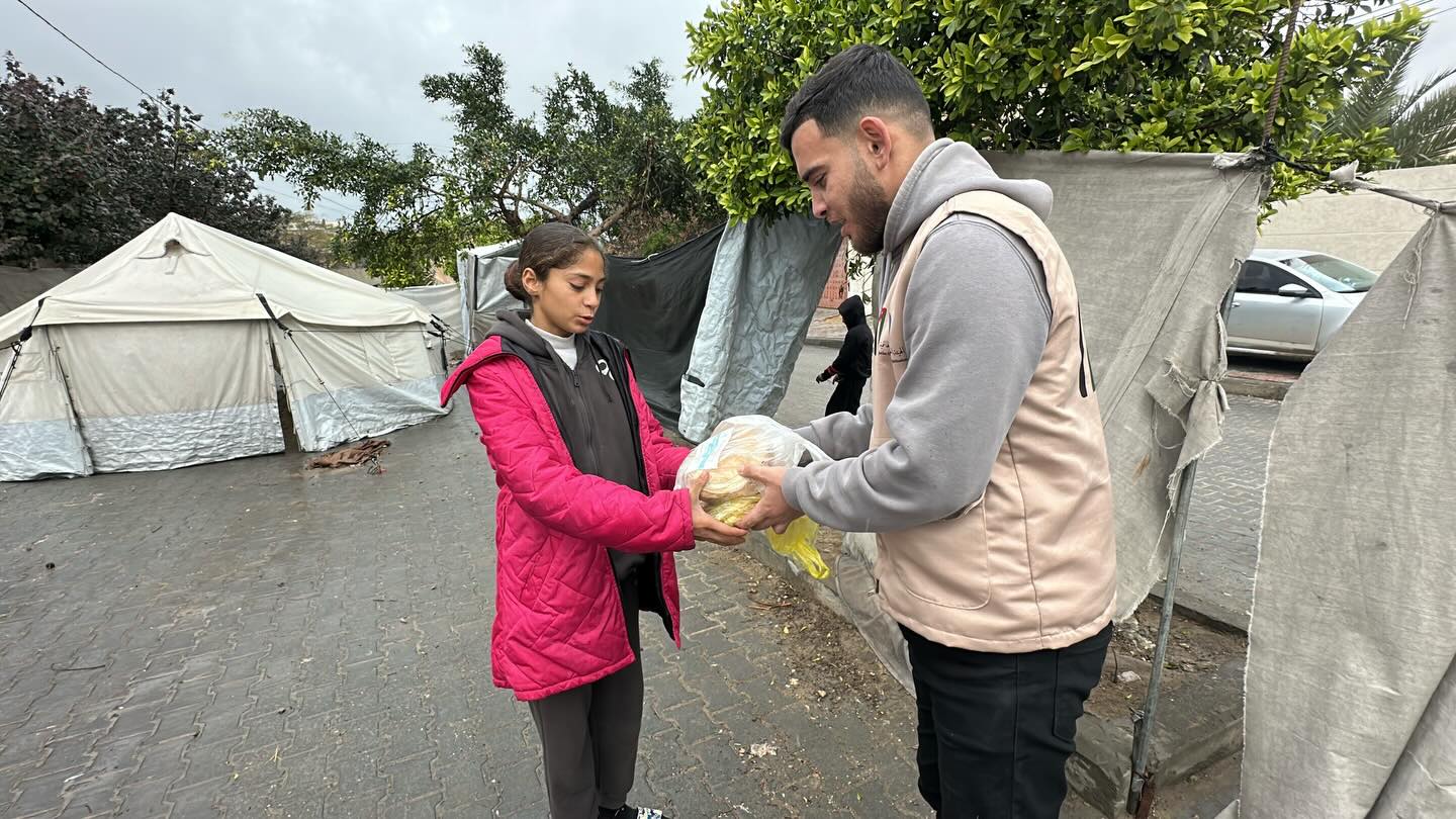 JHCO, Al Monasara Committee Continue Bread Distribution in Gaza