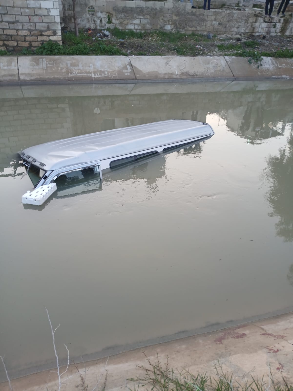 انتشال مركبة تعرضت للسقوط في قناة الملك عبدالله