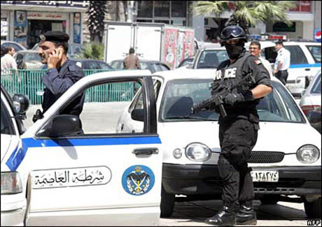 اعتداء على ممتلكات عامة وخاصة وإصابة ثلاثة رجال أمن