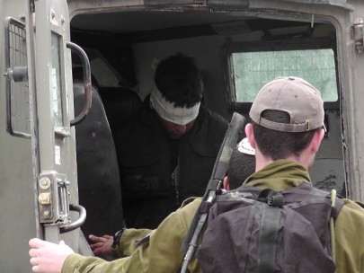 Israeli soldiers arrest 14 Palestinians in West Bank