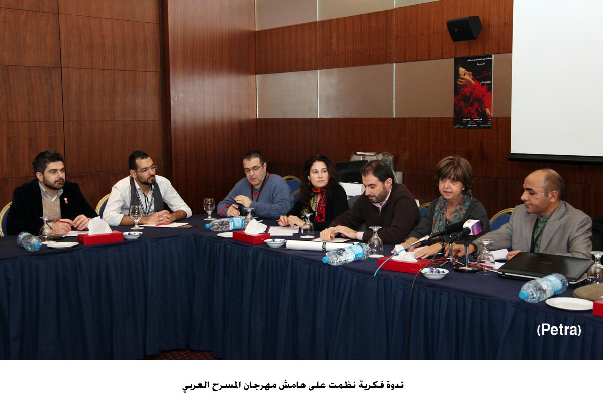 فنانون يقدمون تجارب في مسرح الشارع