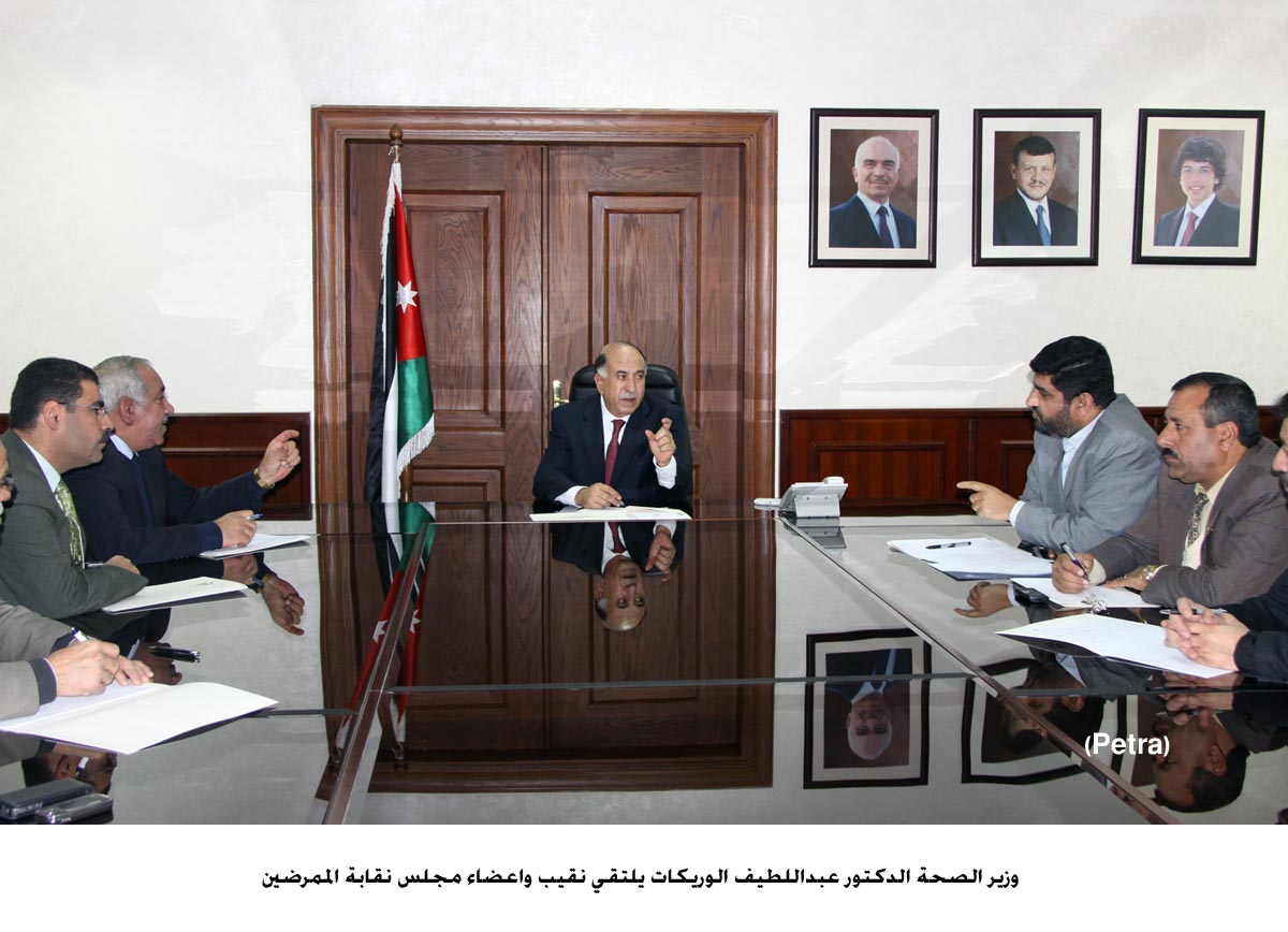 نقابة الممرضين تتلقى وعودا بتحسين الظروف المعيشية لممرضي القطاع العام