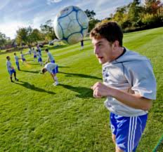 الضربات الرأسية في كرة القدم تشكل خطراً على الدماغ