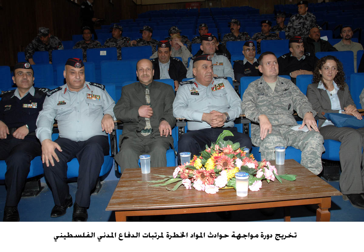 تخريج دورة مواجهة حوادث المواد الخطرة لمرتبات الدفاع المدني الفلسطيني