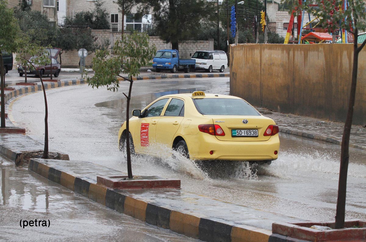 امطار غزيرة تربك حركة المرور في اربد