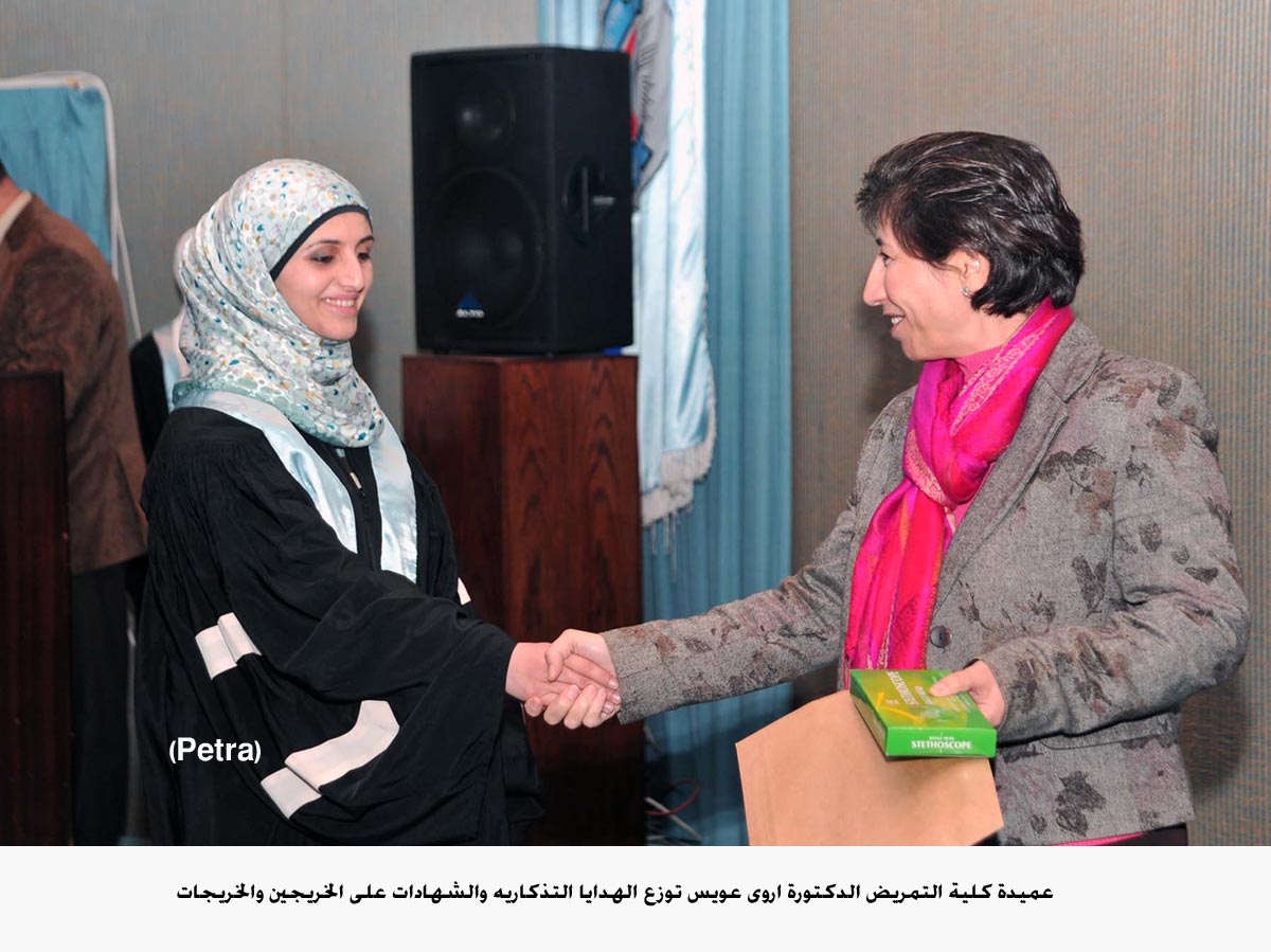 خريجو التمريض في جامعة التكنولوجيا يؤدون القسم القانوني