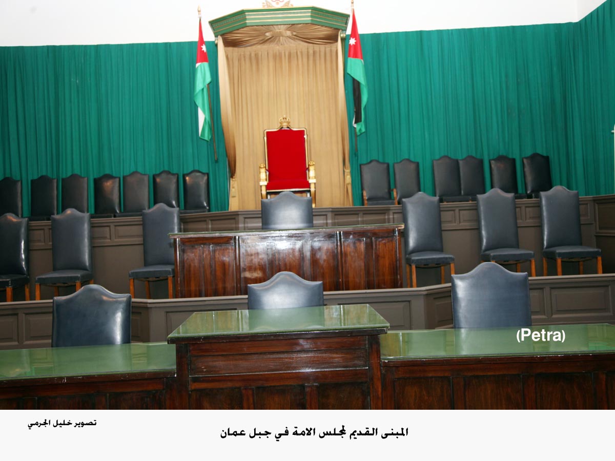 حين عادت الحياة لبيت الديمقراطية العتيق