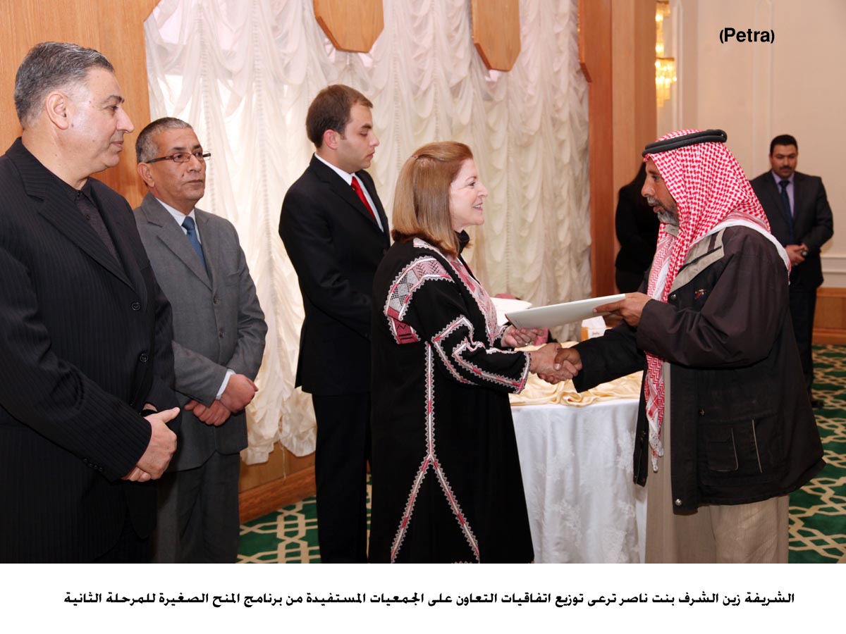 توزيع اتفاقيات التعاون على الجمعيات المستفيدة من برنامج المنح الصغيرة2