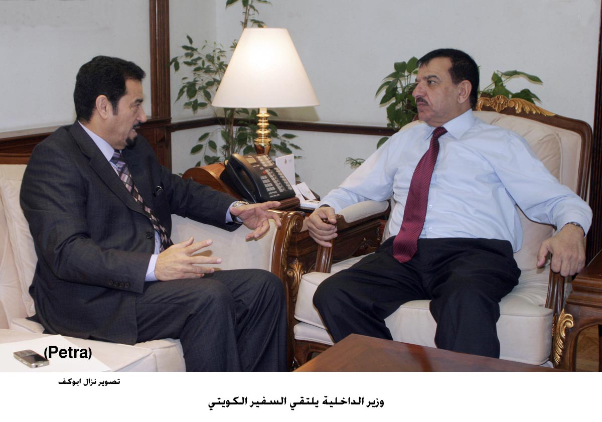وزير الداخلية يلتقي السفير الكويتي