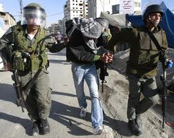 الاحتلال يعتقل 12 فلسطينيا في الضفة الغربية