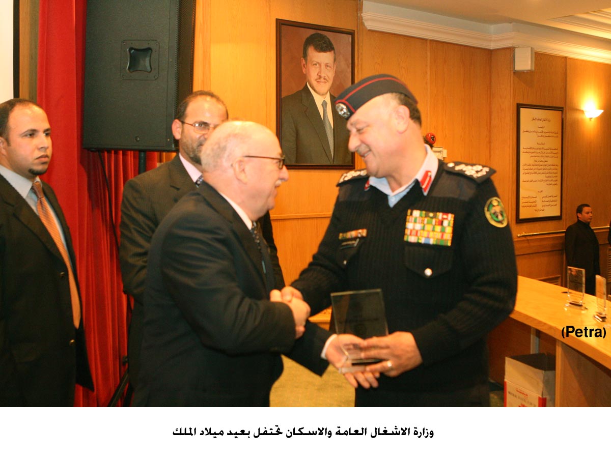 الاشغال العامة تحتفل بعيد ميلاد الملك