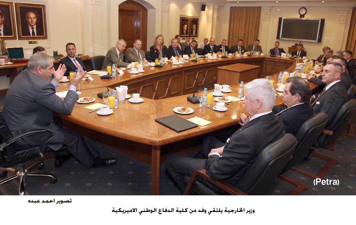 وزير الخارجية يلتقي وفدا من كلية الدفاع الوطني الاميريكية