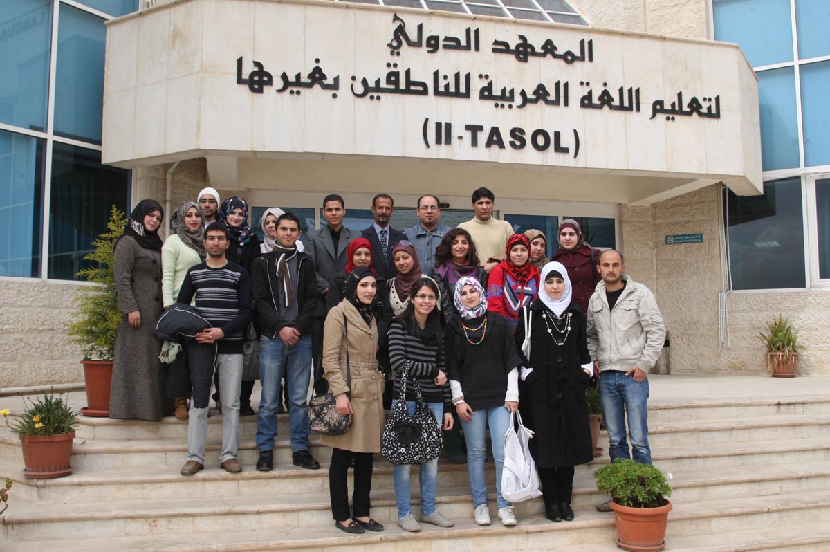 وفد من الجامعة الهاشمية يطلع على تجربة الأردنية في تدريس اللغات العالمية