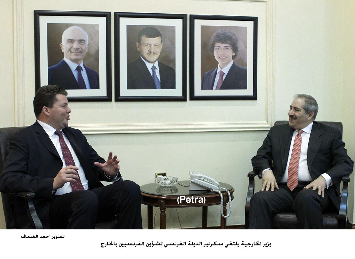 FM discusses with French official, bilateral ties, Mideast