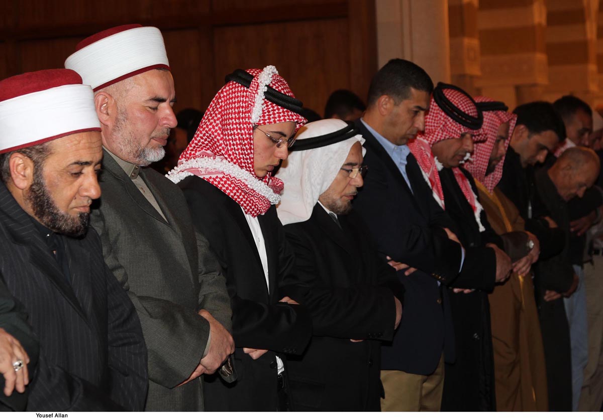 ولي العهد يؤدي صلاة الجمعة في مسجد الحسين بن طلال