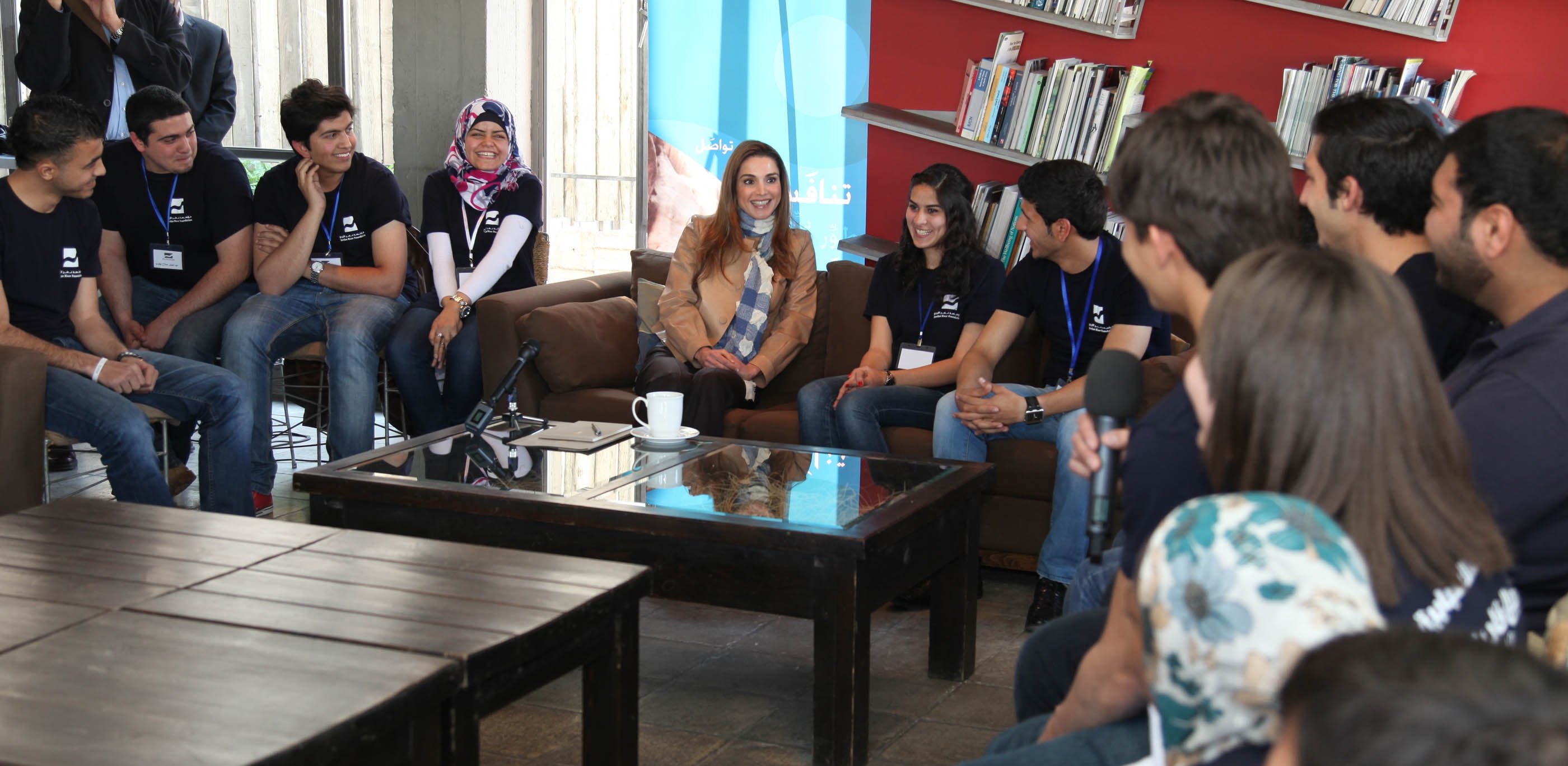 الملكة تؤكد اهمية التواصل بين الشباب وضرورة توسيع نطاق عمل البرنامج