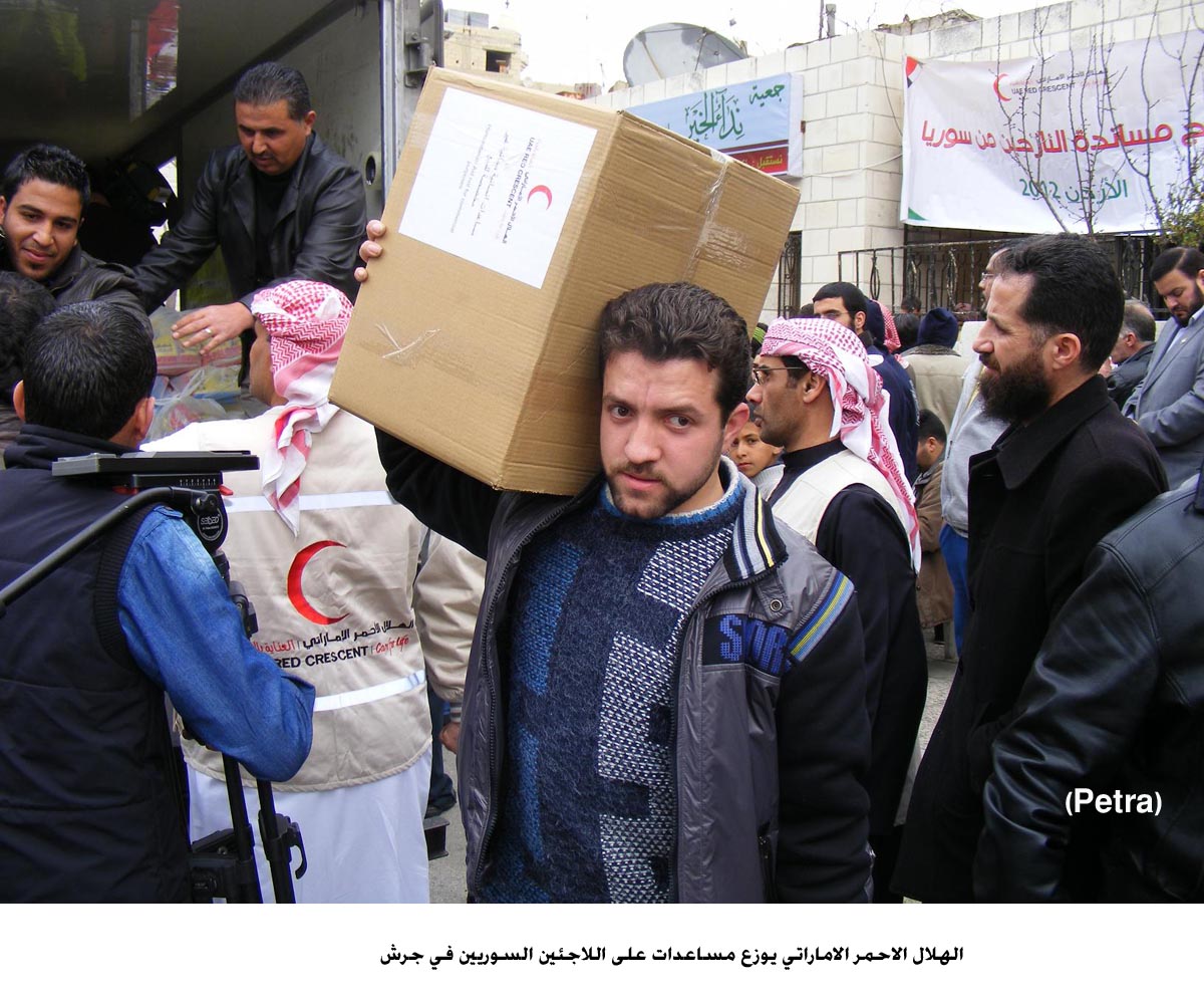 الهلال الاحمر الاماراتي يوزع مساعدات على اللاجئين السوريين في جرش