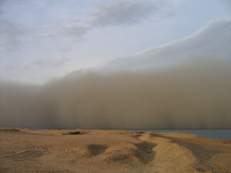 عاصفة رملية قوية تضرب العقبة والطريق الصحراوي