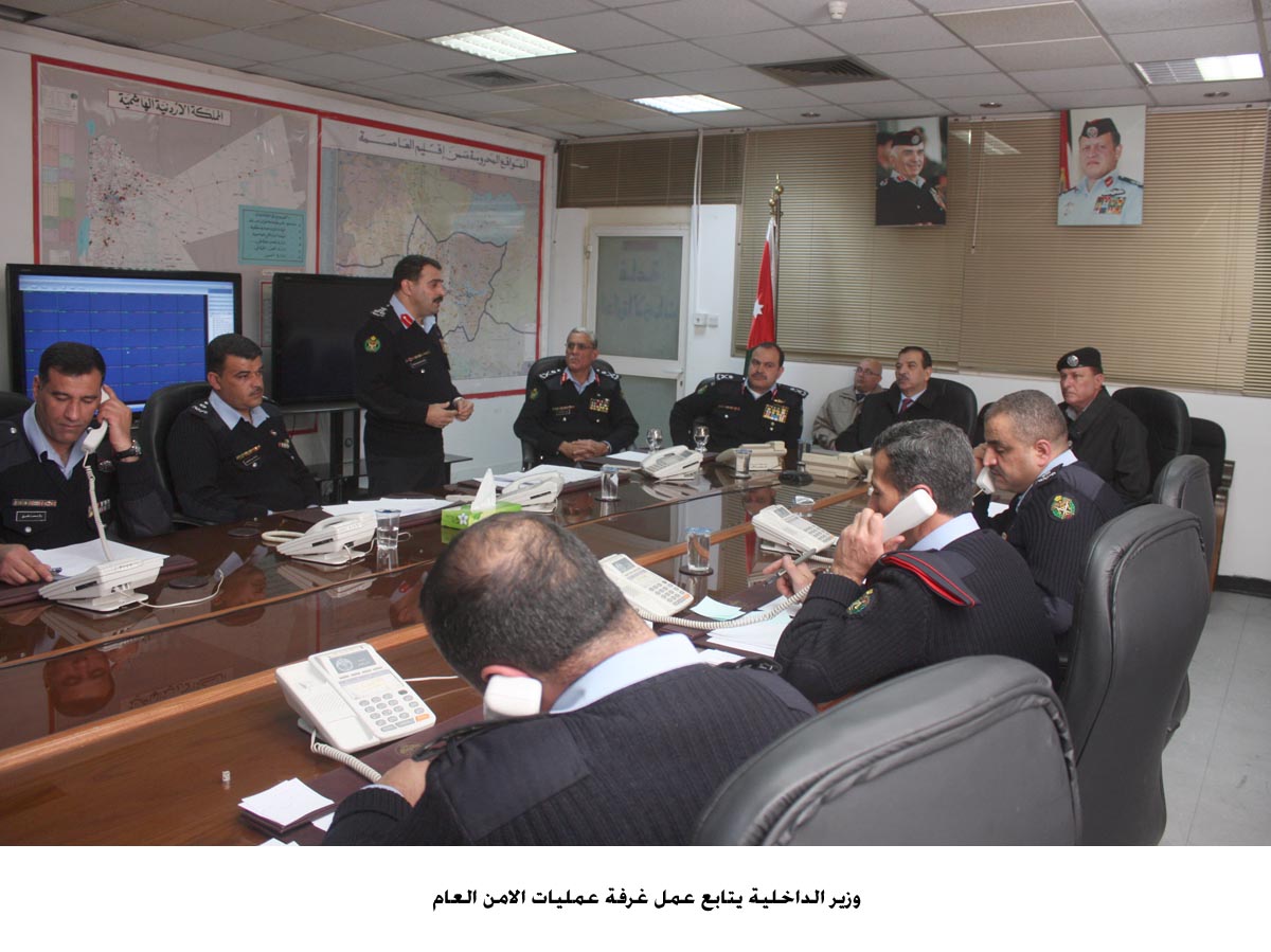 وزير الداخلية يتابع عمل غرفة عمليات الامن العام