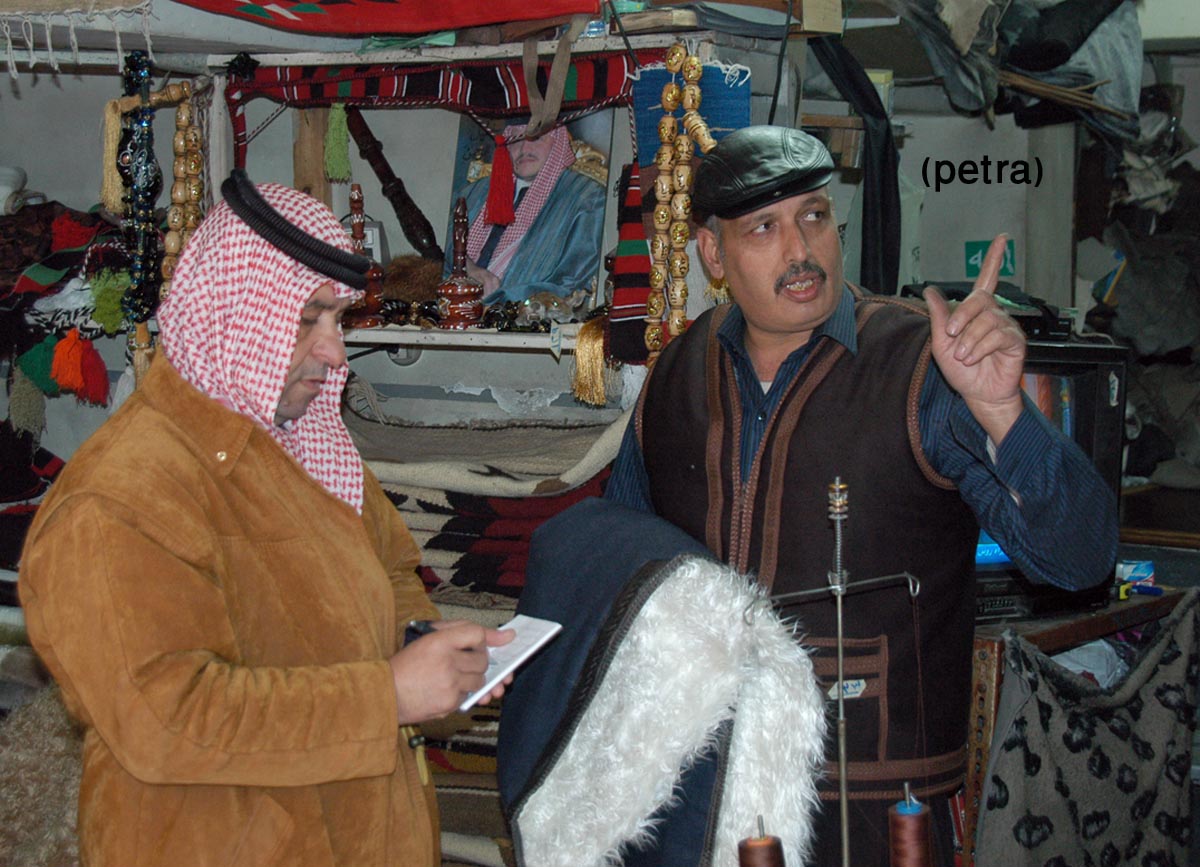 سوق الفراء في عمان يواكب موديلات العصر ويؤذن بتجديد صناعة مهددة بالانقراض